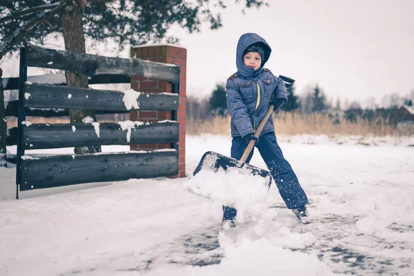 Летний Мальчик Лопатой Снегом Подъездной Дорожке — стоковое фото
