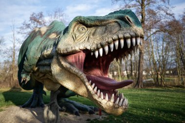 Lubin, Polonya - 11 Aralık 2017 - Park Wroclawski 'de dinozor Tyranosaurus Rex' in gerçekçi modeli. Park, Polonya 'nın bu bölgesindeki çocuklar için iyi bilinen bir turizm merkezi..