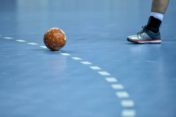 Balle Handball Posée Sur Ligne Pointillée Mètres Sur Terrain — Photo