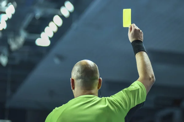 レフリーは ハンドボール試合中に黄色のカードを示しています — ストック写真