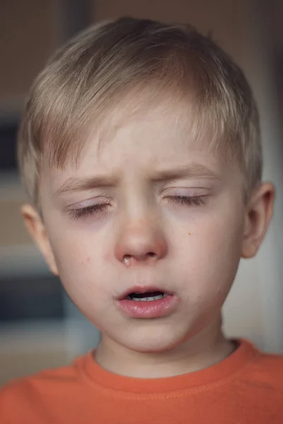 5岁男孩 流鼻涕 — 图库照片