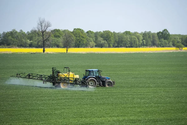 Trekker Besproeit Het Veld Met Mest — Stockfoto