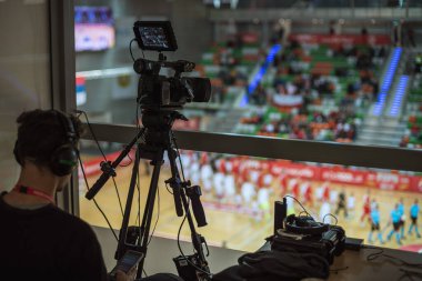 LUBIN, POLAND - 2 Aralık 2019: Polonya ile Sırbistan arasındaki Futsal dostluk maçı 4: 1. TV kamerası.