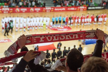 LUBIN, POLAND - 2 Aralık 2019: Futsal dostluk maçı Polonya Sırbistan 'a karşı 4: 1. Maçtan önce Polonya milli takımının eşarbıyla destekleyici.