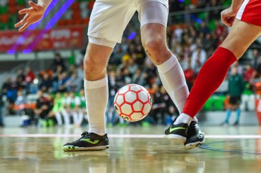 LUBIN, POLAND - 2 Aralık 2019: Futsal dostluk maçı Polonya Sırbistan 'a karşı 4: 1. Futsal - oyuncunun bacaklarını ve topunu kapat