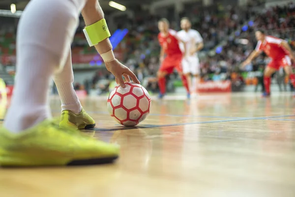 Futsal maç - köşeye yakın top ve oyuncunun eli ve bacakları.