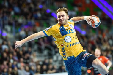LUBIN, POLAND - 25 Şubat 2020: Polonya Süper Ligi erkek hentbol maçı MKS Zaglebie Lubin - PGE VIVE Kielce 25: 35. Eylemde Moryto Arkadiusz.