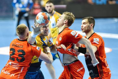 LUBIN, POLAND - 25 Şubat 2020: Polonya Süper Ligi erkek hentbol maçı MKS Zaglebie Lubin - PGE VIVE Kielce 25: 35. Eylemde Aguinagalde Julen.