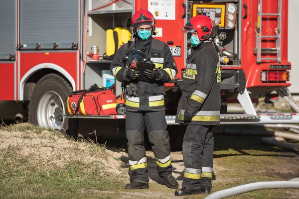 Dzieslaw Poland April 20209 Пожарные Лицом Msk Due Covid Fire — стоковое фото