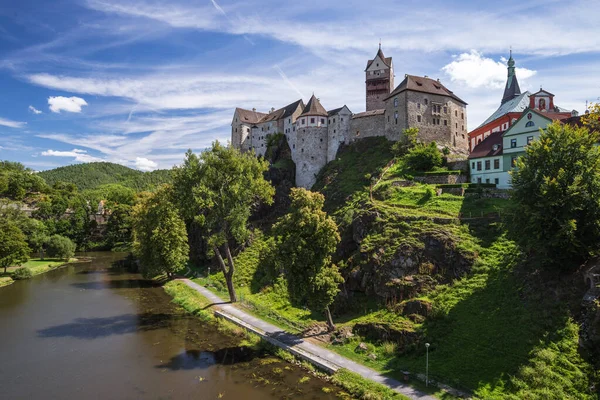 Şato madalyonu, Çek Cumhuriyeti. Nehirle panoramik görünüm.