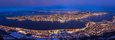 Tromso, Norveç 'teki tepeden atlayan kadın.