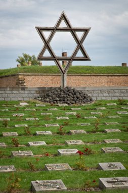 Çek Cumhuriyeti 'nin Terezin kentindeki toplama kampının önündeki mezarlık..