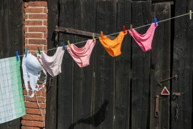 Havlu ve ipe asılmış kadın külotu. 