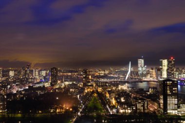 Rotterdam alacakaranlıkta, Hollanda 'daki Europole kulesinden görüldüğü gibi.