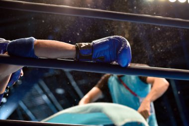 Mola sırasında boksör eli halatta.