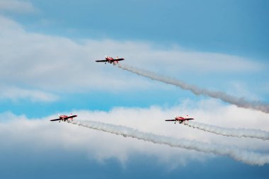 Hava gösterisi sırasında mavi bulutlu gökyüzünde uçaklar oluşacak..