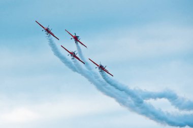 Hava gösterisi sırasında mavi bulutlu gökyüzünde uçaklar oluşacak..