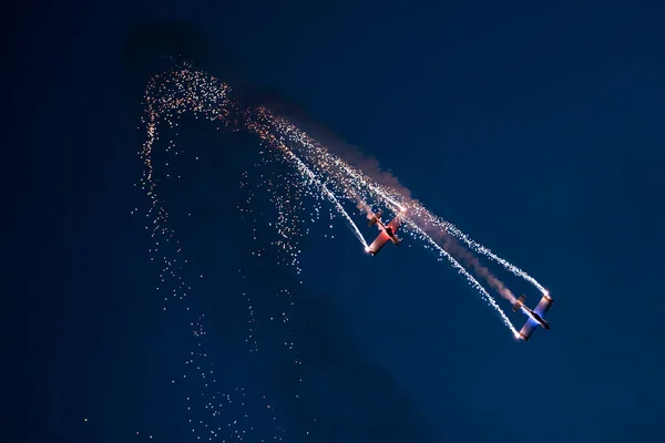 Twee Vliegtuigen Aan Hemel Tijdens Nachtelijke Vliegshow — Stockfoto