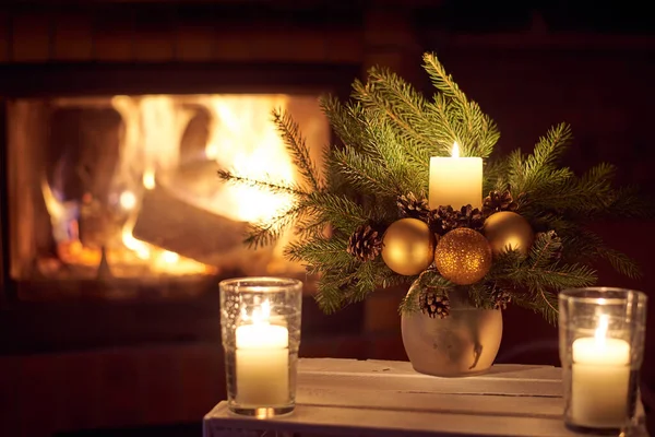 Weihnachtlicher Blumenschmuck Vor Dem Kaminfeuer — Stockfoto