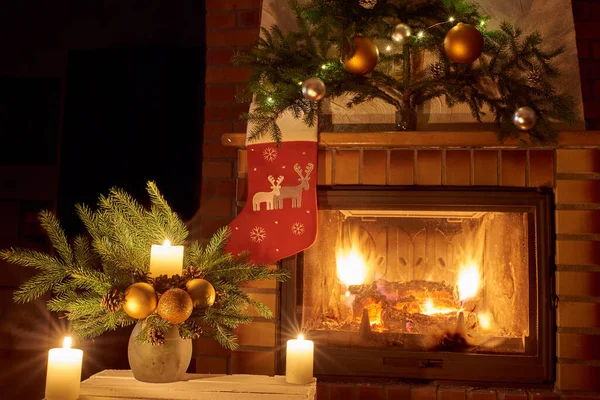 Рождественский Цветочный Декор Перед Огнем — стоковое фото