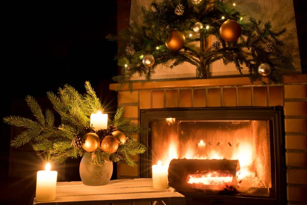 Weihnachtlicher Blumenschmuck Vor Dem Kaminfeuer — Stockfoto