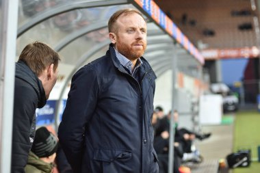 LUBIN, POLAND - 7 Mart 2020: Polonya Süper Ligi PKO Ekstraklasa ile KGHM Zaglebie Lubin ile Lechia Gdansk 4: 4 arasındaki maç. Lechia Piotr Stokowiec 'in baş antrenörü..