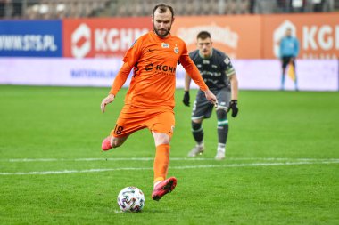 LUBIN, POLAND - 7 Mart 2020: Polonya Süper Ligi PKO Ekstraklasa ile KGHM Zaglebie Lubin ile Lechia Gdansk 4: 4 arasındaki maç. Filip Starzynski ceza vuruşu yaptı.