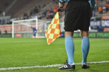 Futbol maçında yardımcı hakem.