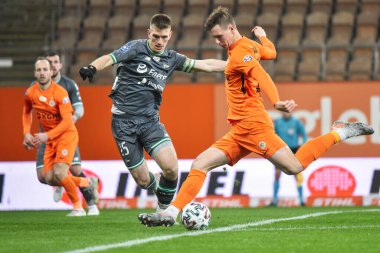 LUBIN, POLAND - 7 Mart 2020: Polonya Süper Ligi PKO Ekstraklasa ile KGHM Zaglebie Lubin ile Lechia Gdansk 4: 4 arasındaki maç. Eylemde Michal Nalepa (L) ve Bartosz Bialek (R)).