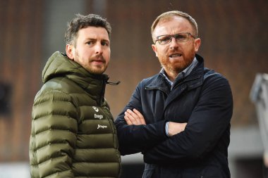 LUBIN, POLAND - 7 Mart 2020: Polonya Süper Ligi PKO Ekstraklasa ile KGHM Zaglebie Lubin ile Lechia Gdansk 4: 4 arasındaki maç. Koç yardımcısı Lukasz Smolarow ve Lechia Piotr Stokowiec 'in baş antrenörü..