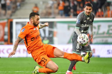 LUBIN, POLAND - 7 Mart 2020: Polonya Süper Ligi PKO Ekstraklasa ile KGHM Zaglebie Lubin ile Lechia Gdansk 4: 4 arasındaki maç. Savaşta Lubomir Guldan (L) ve Omran Haydary (R)).