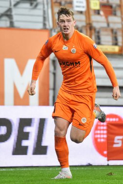 LUBIN, POLAND - 7 Mart 2020: Polonya Süper Ligi PKO Ekstraklasa ile KGHM Zaglebie Lubin ile Lechia Gdansk 4: 4 arasındaki maç. Eylemde Bartosz Bialek gol attıktan sonra seviniyor.