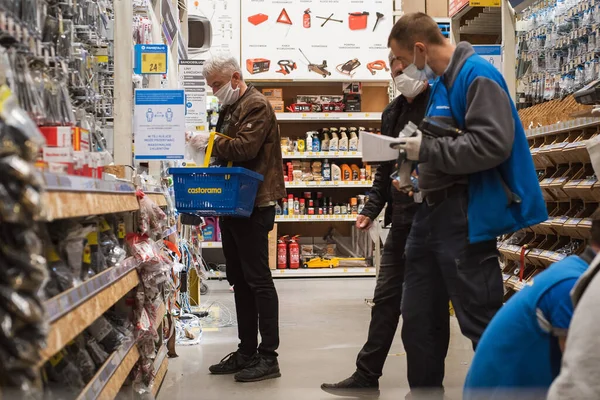 LUBIN, POLAND - 21 Nisan 2020. Castorama 'daki süpermarket binasında Coronavirüs salgınından dolayı maskeli müşteriler,  