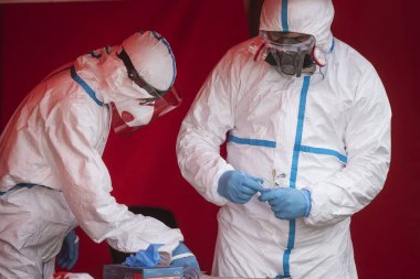 Coronavirus Sars-Cov-2 içeriği için test sürüşünde tıbbi personel.
