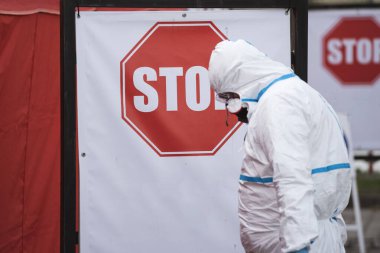 SARS-COV-2 içeriği için örnek aldığı Drive Thru noktasında tıbbi laboratuvar çalışanı ve yazıt 