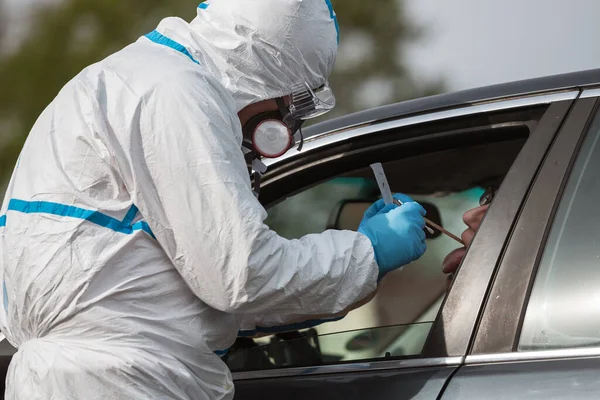 Medisch Personeel Met Gezichtsmasker Professionele Uniform Neemt Een Uitstrijkje Van — Stockfoto