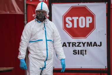 Vay canına, POLAND - 24 Nisan 2020. Coronavirus Sars-Cov-2 içeriğini test etmek için servis ekibinde tıbbi personel var. 