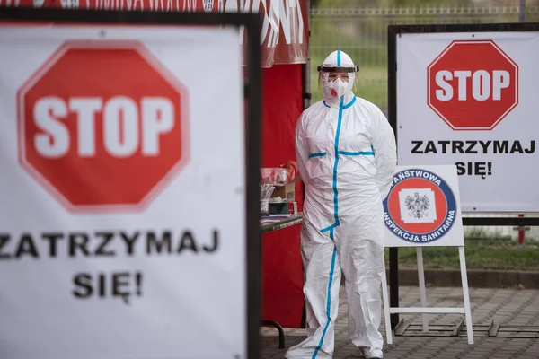 Vay canına, POLAND - 24 Nisan 2020. Coronavirus SARS-COV-2 içeriği için örnek alma noktasındaki tıbbi laboratuvar çalışanı. 