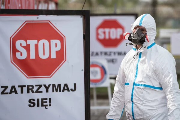 Vay canına, POLAND - 24 Nisan 2020. Coronavirus SARS-COV-2 içeriği için örnek alma noktasındaki tıbbi laboratuvar çalışanı. 