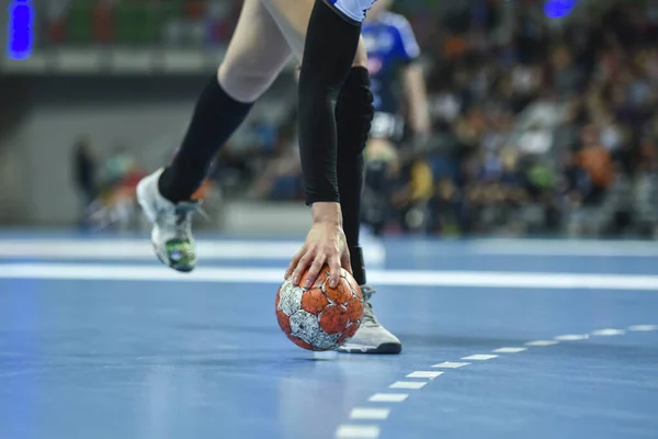 Maç topu 9 metre çizgisinde, parkede duruyor..