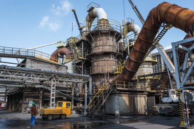 Dökümhanenin montajı sırasında işçiler ve turnalar