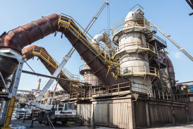 Dökümhanenin montajı sırasında vinçler