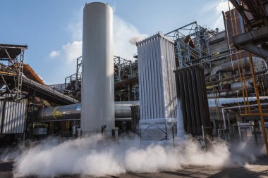 Dökümcüdeki soğutma sisteminin etrafında buhar var.