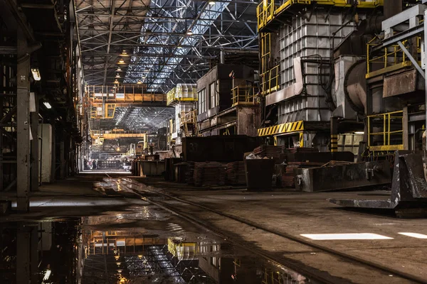 Metalurji salonunun içi bakır dökümhanesinde.