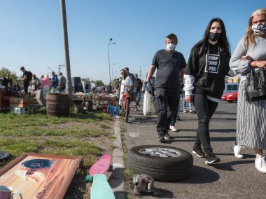 LUBIN, POLAND - 9 Mayıs 2020. Covid-19 salgını sırasında şehir borsası. Yanlarından geçen insanların yüzleri kaplıydı..
