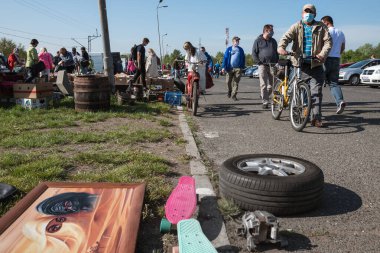 LUBIN, POLAND - 9 Mayıs 2020. Covid-19 salgını sırasında şehir borsası. Yanlarından geçen insanların yüzleri kaplıydı..