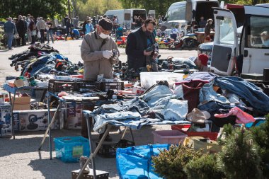LUBIN, POLAND - 9 Mayıs 2020. Covid-19 salgını sırasında borsada müşteri arıyor..