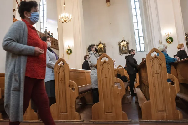 SCINAWA POLAND - 3 Mayıs 2020. Kutsal Haç Kilisesi 'ndeki Kutsal Ayin. Covid-19 salgınından dolayı insanların yüz maskeleri ve sosyal mesafeleri var..