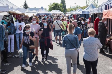 LUBIN, POLAND - 9 Mayıs 2020. Covid-19 salgını sırasında borsada işlem yapıyor..