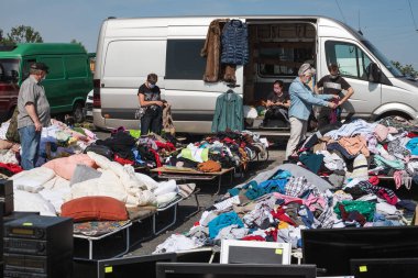 LUBIN, POLAND - 9 Mayıs 2020. Covid-19 salgını sırasında borsada işlem yapıyor..